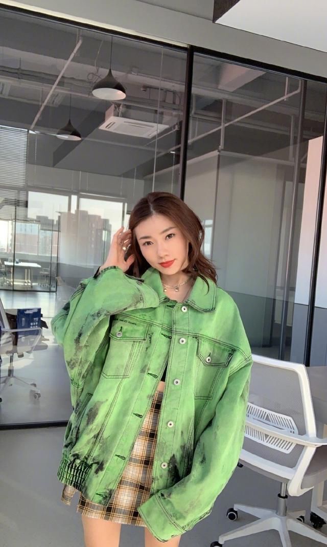  『配格』程晓玥不愧是时尚达人，穿绿色工装牛仔衣配格纹短裙，清新帅气