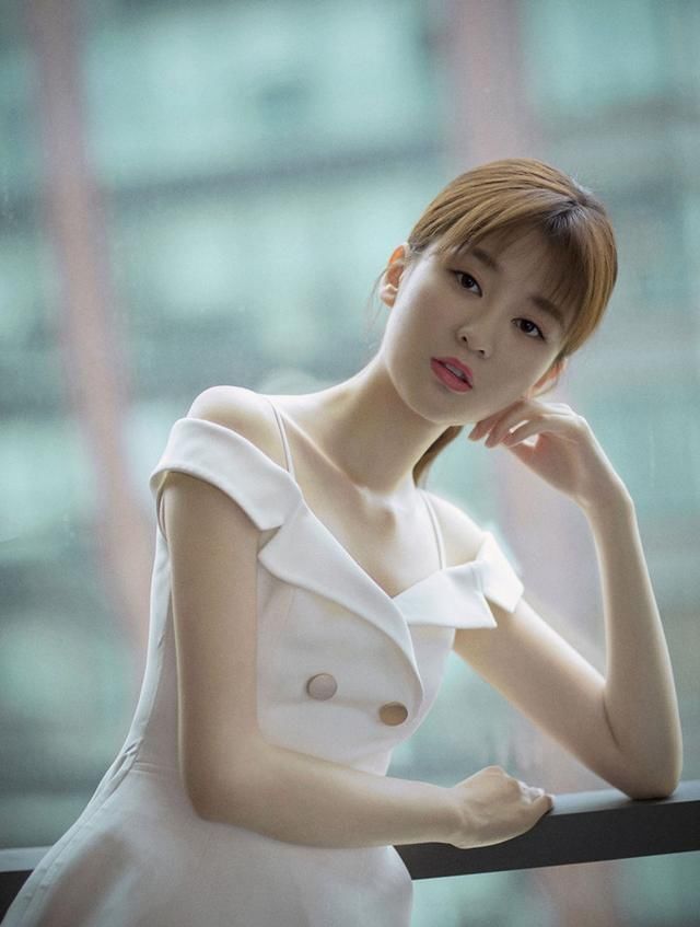 乔欣居然这么时髦，穿一字肩秀出小蛮腰，越来越有女人味了！