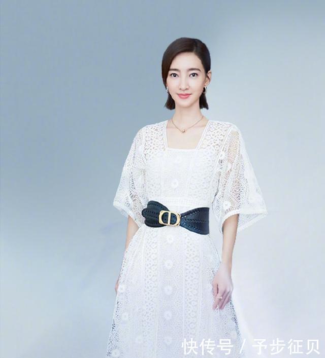  王丽坤：王丽坤终于换造型了，真丝配西装帅气又高贵，但耳饰也太大了吧