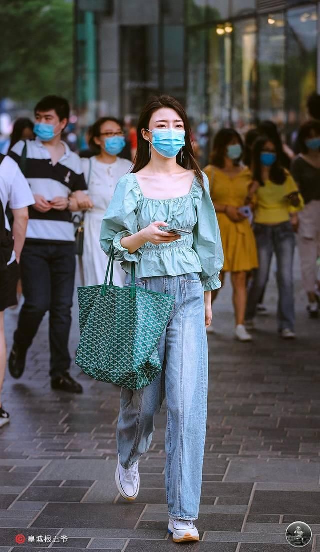  [更多]街拍：追寻时尚并不是一个非常快速的过程，相反它需要漫长的积累