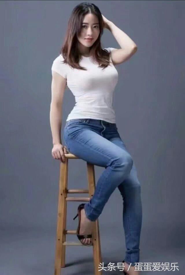 街拍:紧身衣也要有个“度”，这样勒人，真替你捏把汗!