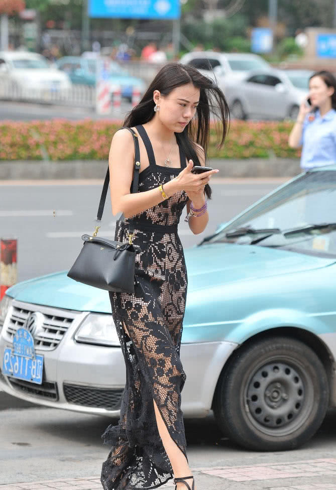 气质小姐姐黑色镂空连体裤穿出了朦胧之美,冷艳的气质很迷人