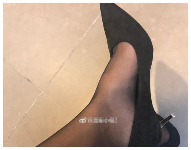 精致有型的尖头细跟,穿出女性小巧迷人的双脚,很有女人味!