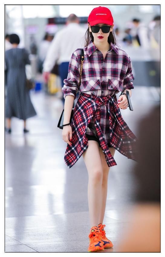 戚薇太狠了！为显腿长脚踩“两根针”，网友：这双腿简直不敢评价