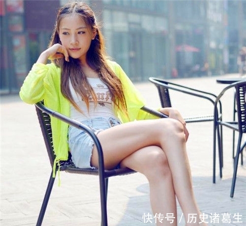 碎花:街拍:美女碎花上衣配黑色短裤,时尚潮流的穿着,酷范十足