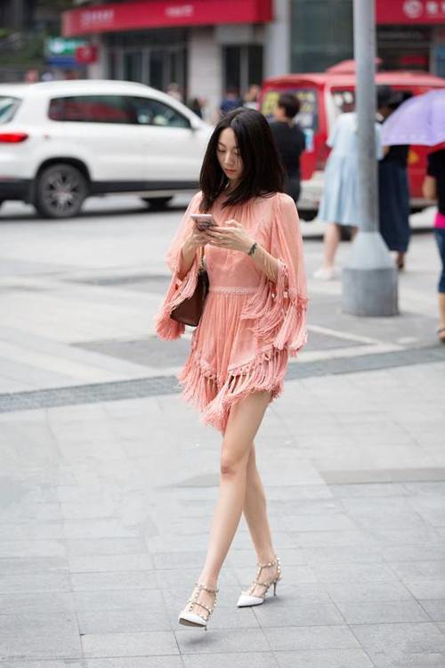 路人街拍：穿长裙长裤的小姐姐，优雅的身姿和性感的香肩很美