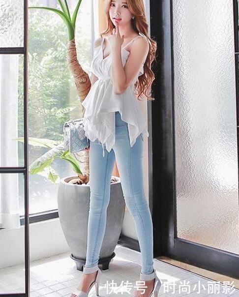 女生穿搭紧身牛仔裤，勾勒出完美身材，显得活泼帅气！