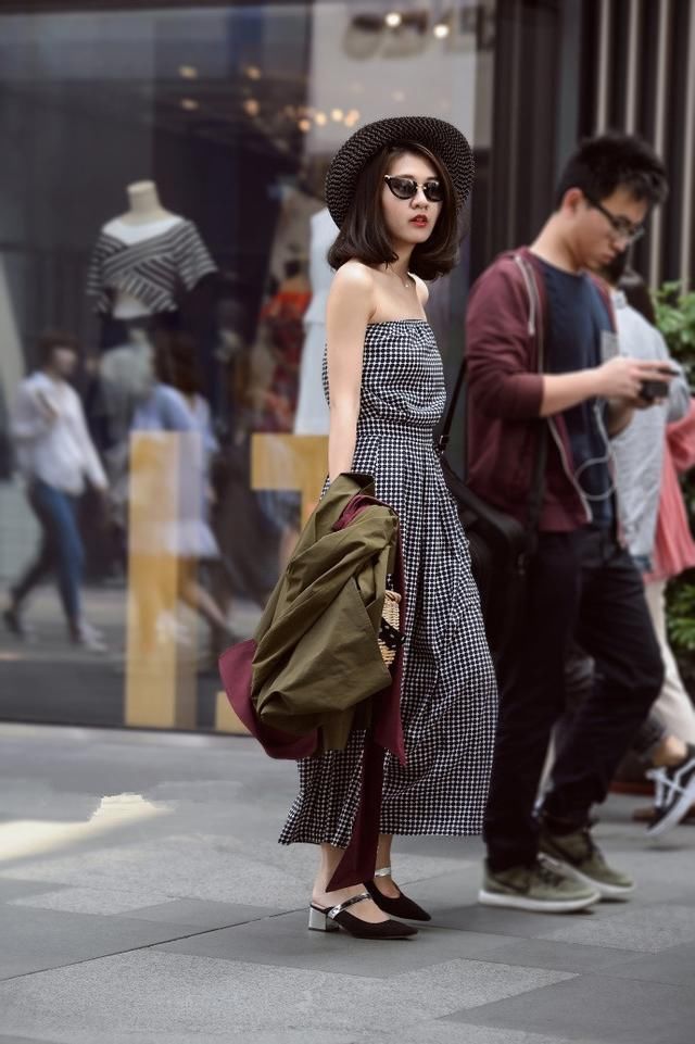 小姐姐散步，高雅大方十足气质，身材很是迷人!