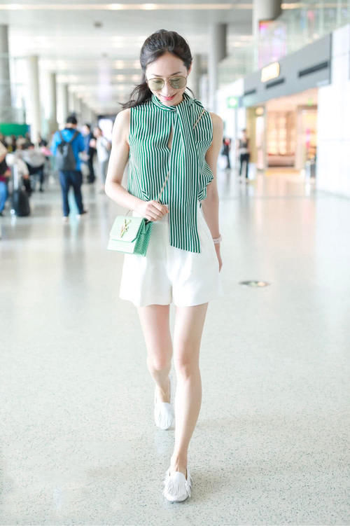 韩雪真是逆生长，开衩裙嫩回18岁，网友：一般人穿不出这美感