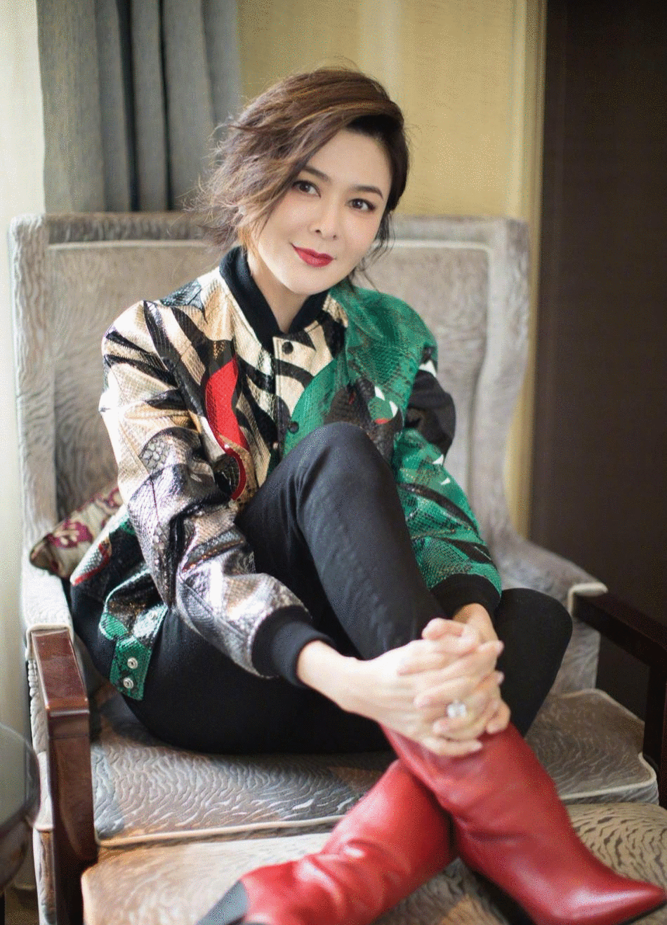 56岁关之琳依旧玩转深V诱惑, 多色拼接连衣裙轻松演绎靓妹造型