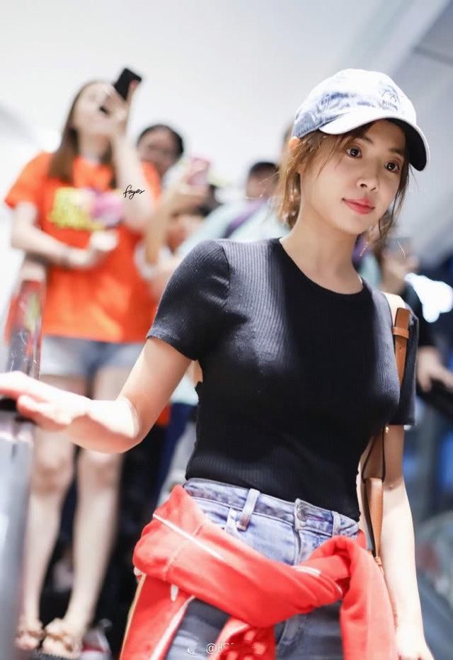 蔡依林穿紧身T恤，转身时大方秀蕾丝内衣，网友:这时尚真难懂!