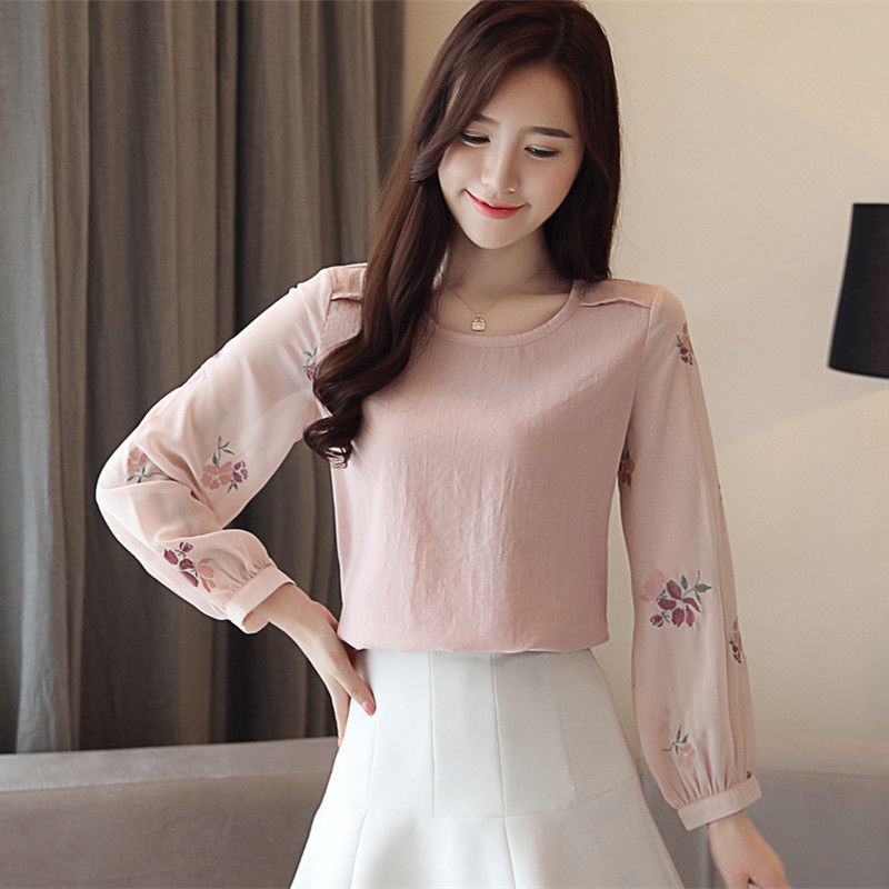 老妈51岁一点也不显老，穿这种秋衫配小脚裤，优雅显嫩特迷人