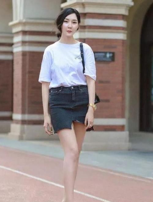 「气质」街拍:身材苗条的美女,一件白色上衣配牛仔短裙,时尚唯美气质