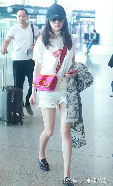 机场秀被群嘲？与颜值无关，只怪腿太短，吴昕邓紫棋沈月太难拯救