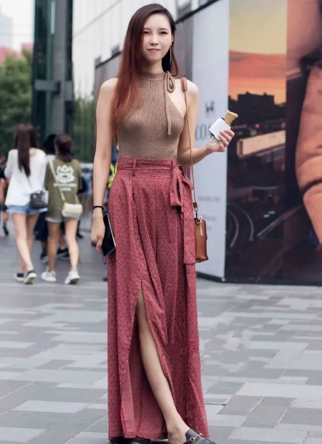 街拍：曼妙成熟的紧身打底裤美女，凹凸身姿大放异彩，十分吸睛！