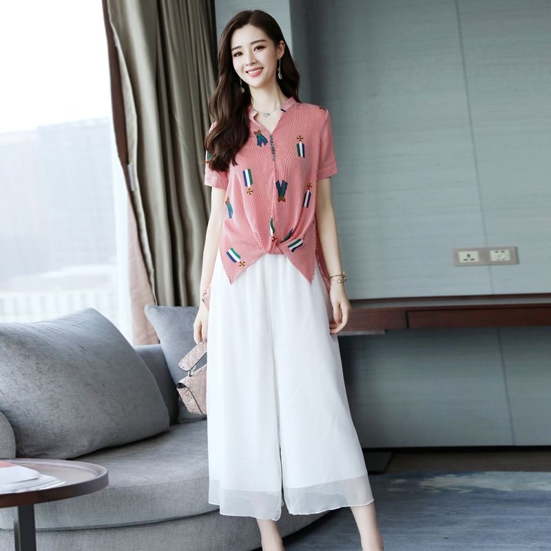 女人三十不做豆腐渣，多穿这样的减龄七分裤套装，想不嫩都不可能