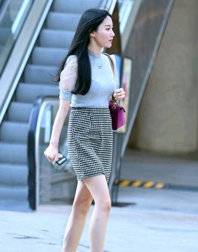  『实力』路人街拍，美女一件修身的体恤搭配百褶短裙，实力秀腿