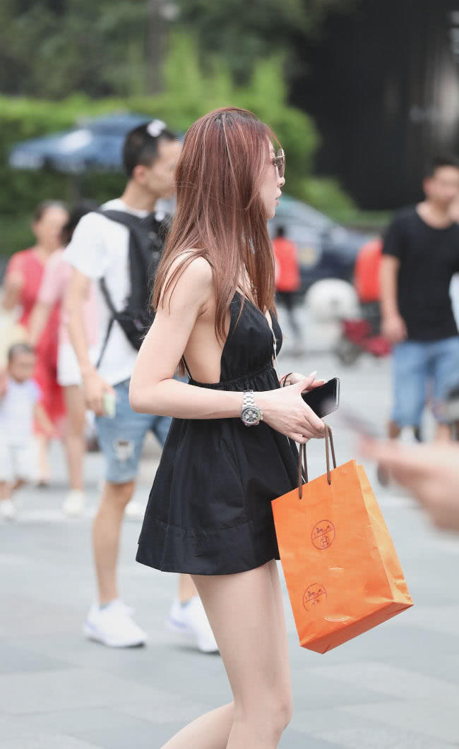 小姐姐穿吊带连衣裙，秀出一双纤细修长的美腿