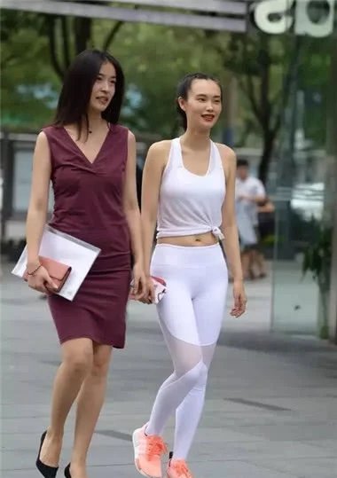 两位小姐姐大街上争艳，白色紧身裤小姐姐甩紫色连衣裙小姐姐十条