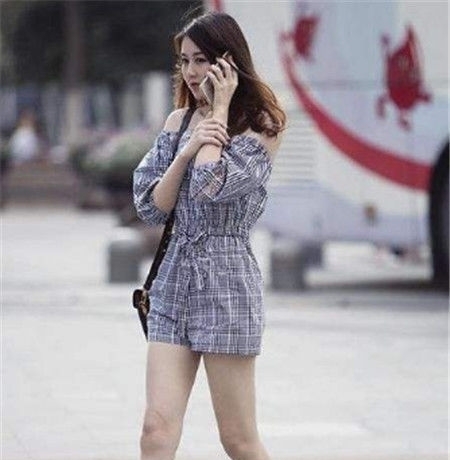 身穿■街拍:修眉联娟的小美女,身穿红色的连衣裙,时尚前卫有活力