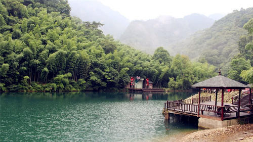 与黄山齐名，有安徽“九寨沟”之称，人间仙境让游客流连忘返