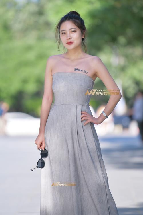 路人街拍，休闲裙裤的小姐姐，看上去很舒适