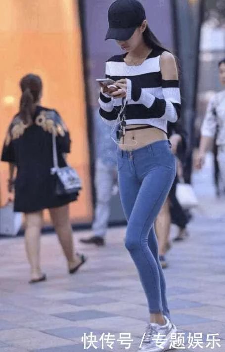 街拍：身穿紧身牛仔裤的小姐姐，一步一扭，实在是太甜了