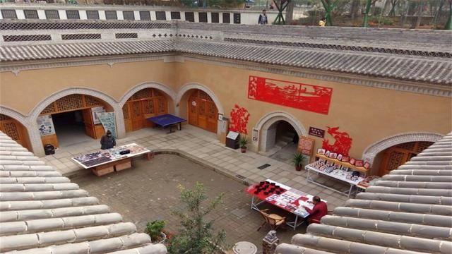 河南最奇怪的村子，房子都建在地下，下雨天怎么办？