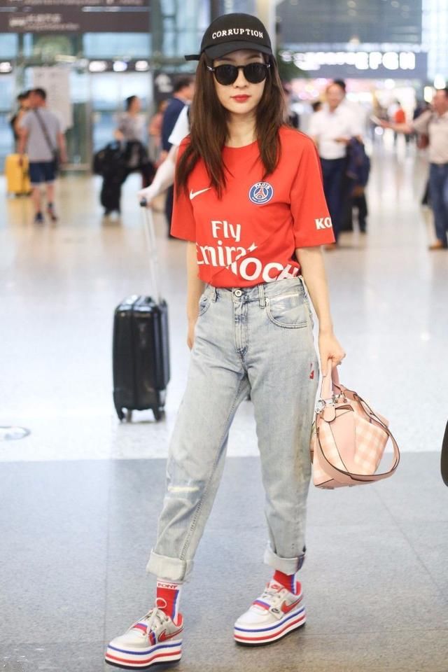 蒋欣比霍思燕大两岁，穿衣也是大两个码吧？网友：胖人撞衫总是输