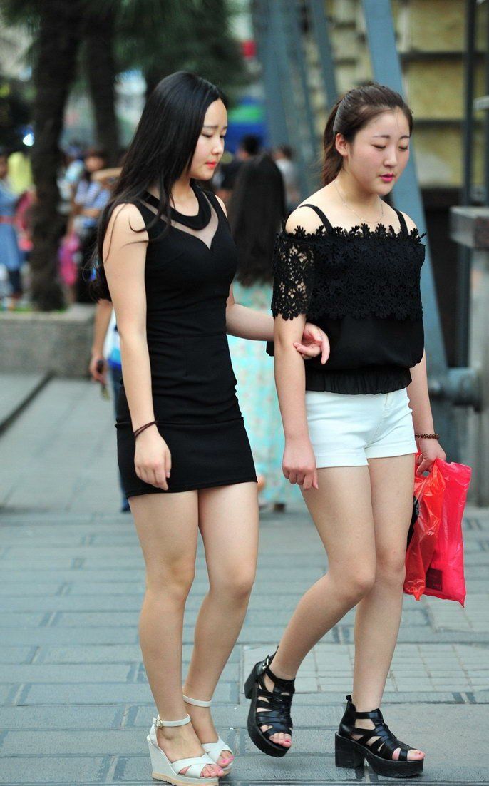 商业街区街拍:微胖型的两个美腿美女,端庄秀丽