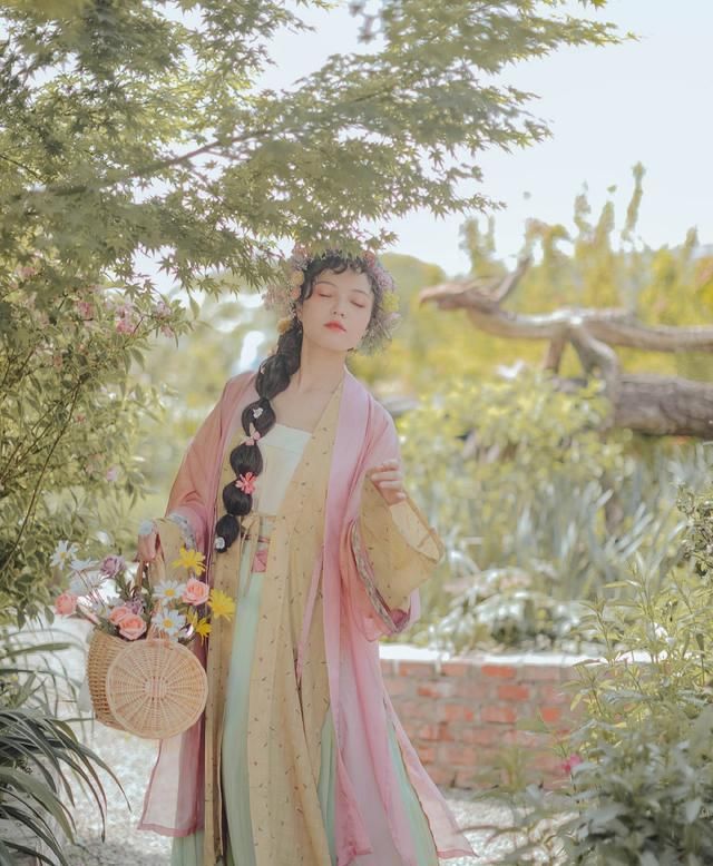 整套衣服■来不及解析了,不需要遵循配色不过三原则,汉服配色就是这么随性