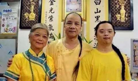 此人放言自称是爱新觉罗后人!留辫子穿黄马褂