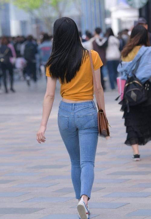  个性|偏爱个性的牛仔裤穿搭，让你摆脱路人感，展现靓丽风采