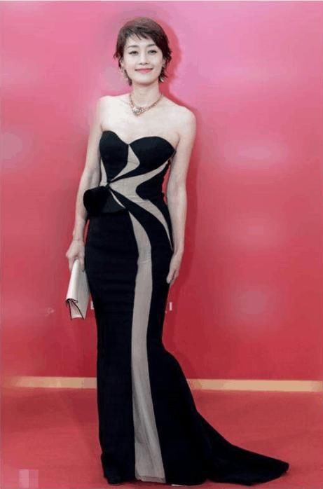 被42岁马伊琍美到了,一袭拼色抹胸长裙大秀好身材,网友:美炸了