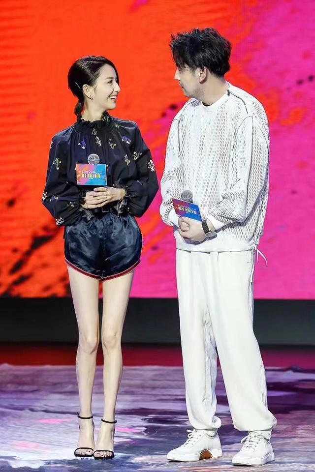 被佟丽娅这双腿给惊艳到了！高腰短裤配衬衫，这么少女哪像34岁