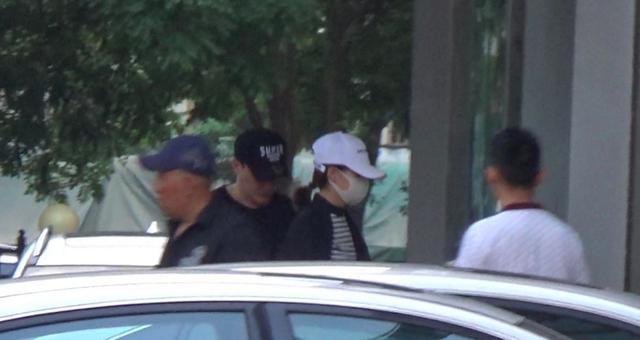 工作室辟谣赵丽颖怀孕 不过她和冯绍峰这照片太可疑