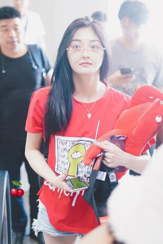 周洁琼穿超短裤秀腿，却被一双完美的手抢镜，可以去当手模了