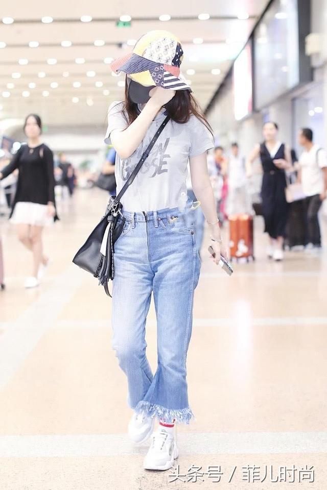 霍思燕现身机场，一条牛仔裤穿出90斤效果，怎么看都不像36岁！