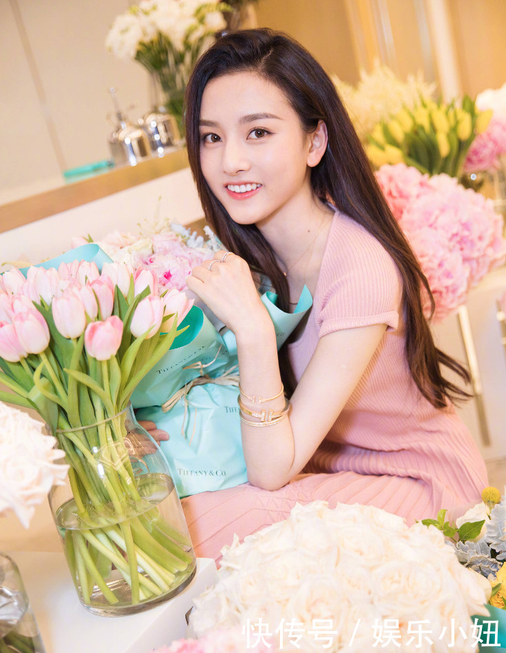 宋祖儿和迪丽热巴穿粉裙，差5岁，一个显成熟一个嫩得出水！