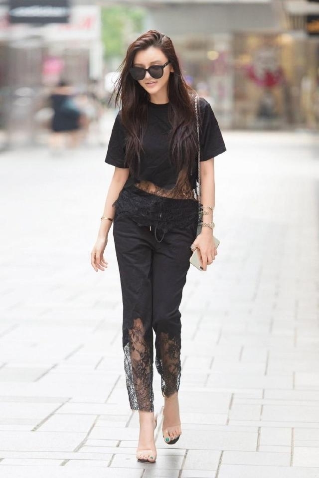 『 美女』这么修长的身材令人羡慕不已，街拍：高挑美女的穿搭术