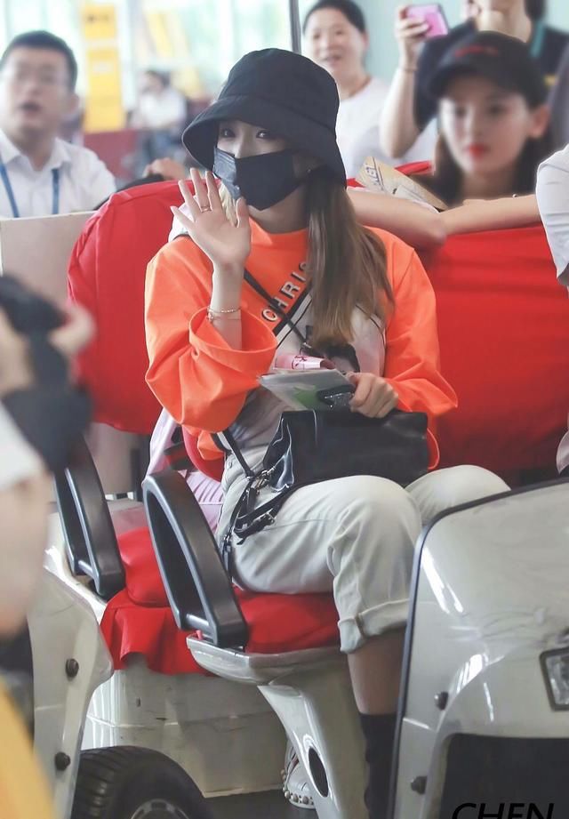 孟美岐背透明“塑料袋”穿大衬衫，火了，下半身就真空操作了？