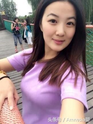 街拍:身姿丰盈的短裤美女，走到哪里都是焦点!