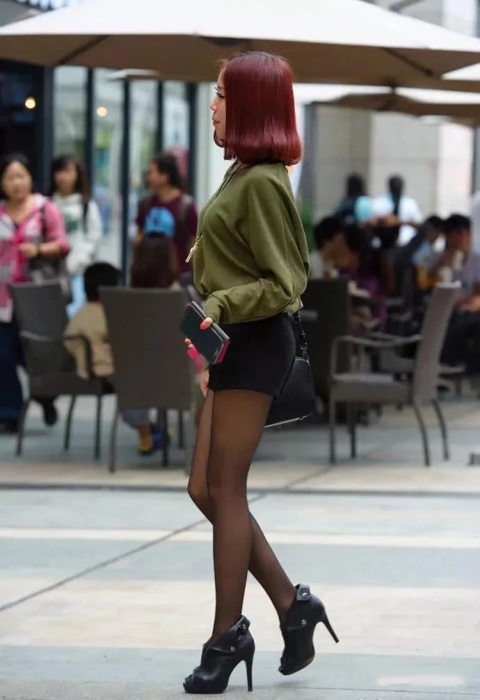 性感的小姐姐搭配黑色诱惑丝袜，干练的短发傲人的身材，让人眼前