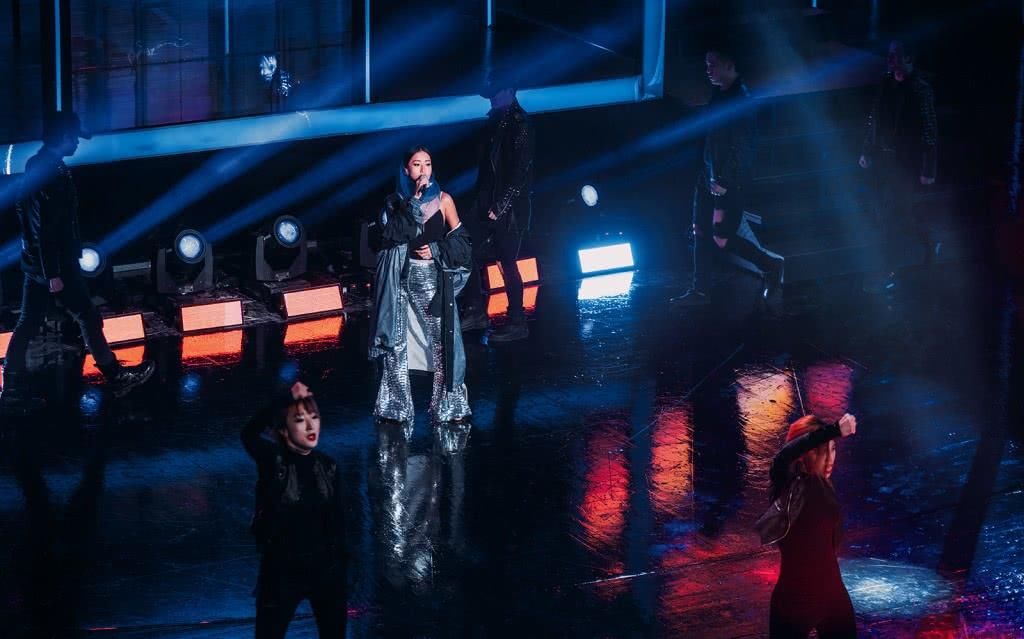 吉克隽逸胆真大,渔网袜都能穿到胸,网友:这时尚