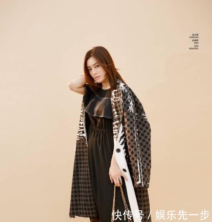 秦岚真会穿, T恤配格子半身裙嫩了不止10岁, 网友: 真有36岁么?