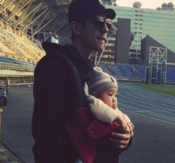 郑爽父亲发文怒怼谣言霸气护女 盘点娱乐圈老父亲宠女儿N种方式