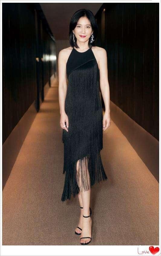 俞飞鸿这裤子够紧了，还提这么高，网友：看着都难受