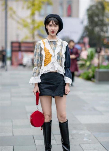 低头|街拍:小美女身穿鲜艳红套裙,低头的一瞬,美丽娇艳欲滴