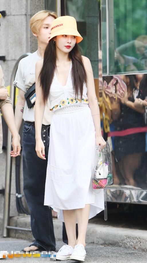 被金泫雅美晕了!白裙竟也能穿出性感风,“小野马”果真不是虚名