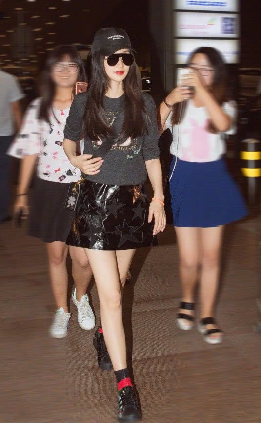 杨颖这操作真是服了，身穿黑色针织衫搭配黑色皮裙，时髦极了!